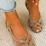 Ballerines souples ajourées beige rosé, brides croisées et bout ouvert.
