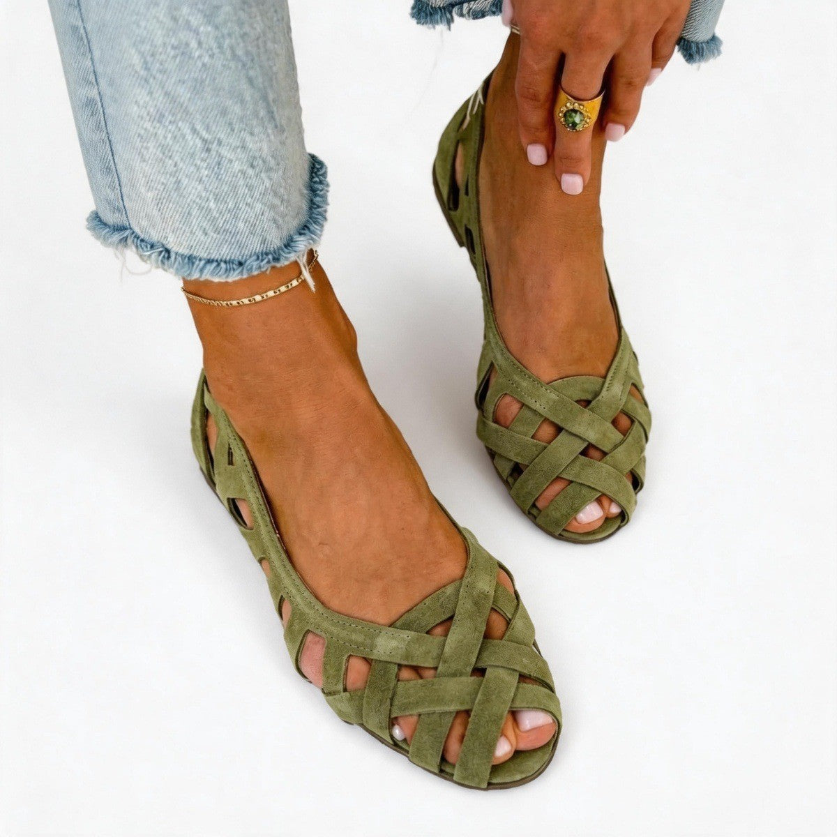 Ballerines souples ajourées vert olive, brides croisées et bout ouvert.