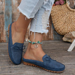 Sabots mocassin en daim bleu marine avec nœud et semelle épaisse à picots.