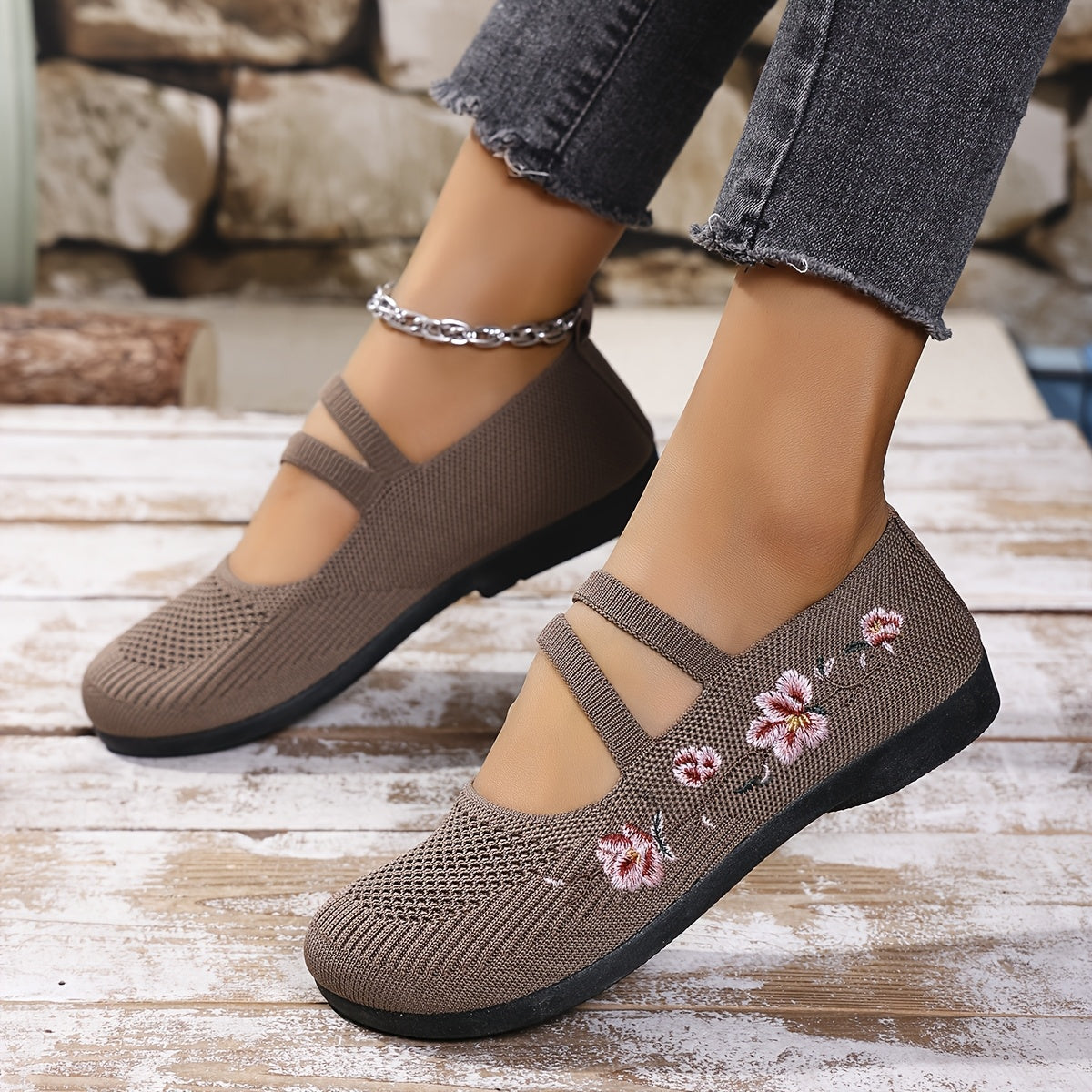 Chaussures plates beiges à brides et broderies florales roses, semelle noire