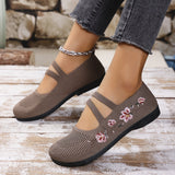 Chaussures plates beiges à brides et broderies florales roses, semelle noire