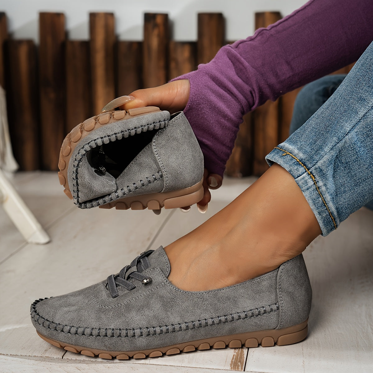 Mocassin Ophélie gris en daim, semelle crantée et lacets sur le dessus