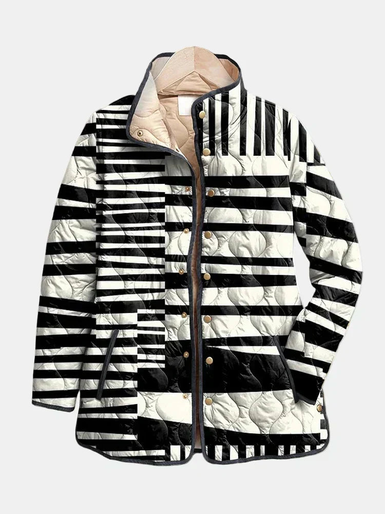 Veste matelassée noir et blanc à rayures et motifs, col et fermeture boutonnée, détail.