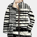Veste matelassée noir et blanc à rayures et motifs, col et fermeture boutonnée, détail.