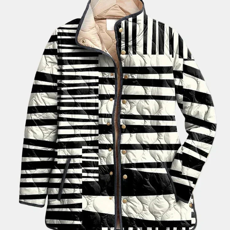Veste matelassée noir et blanc à rayures et motifs, col et fermeture boutonnée, détail.