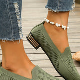 Mocassins ajourés vert olive à talon bloc rayé, dessus en maille.