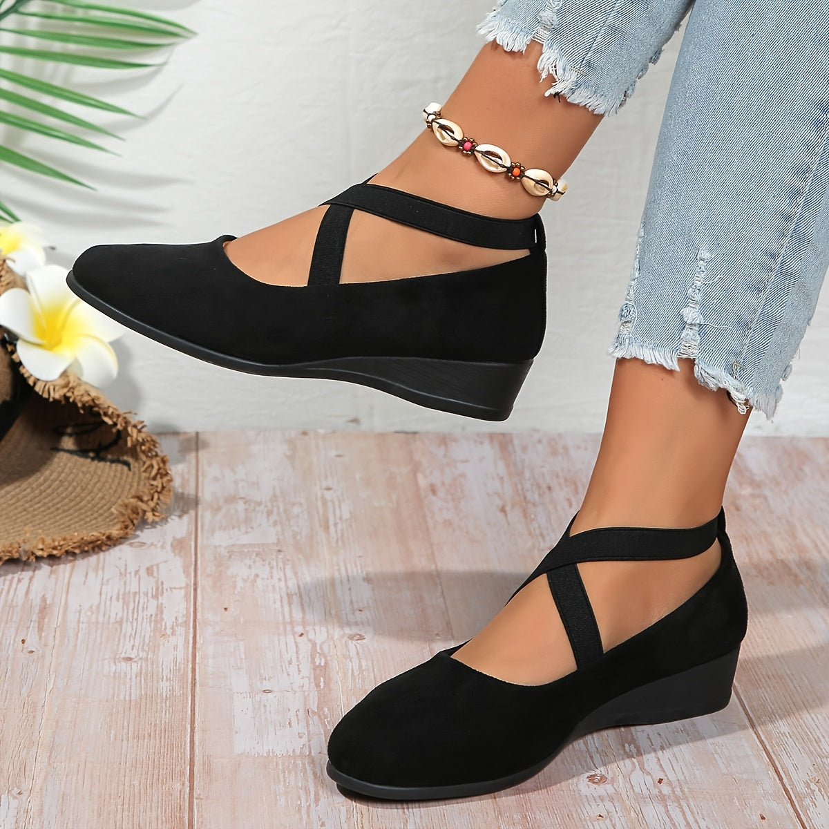 Ballerines noires à brides croisées, vue de côté, bout rond et semelle compensée.