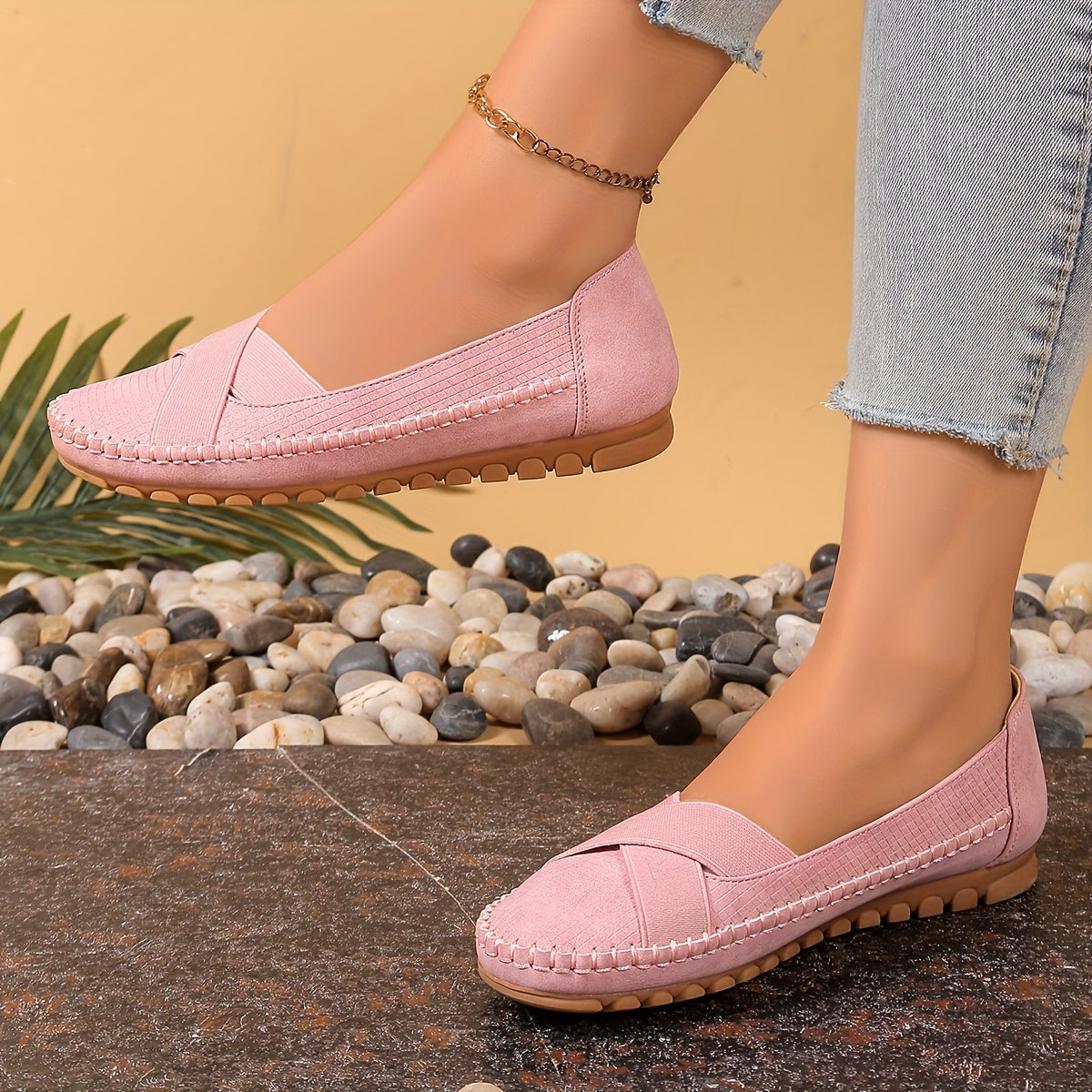 Mocassins roses à bout arrondi, bride croisée et semelle crantée marron