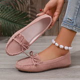 Mocassins roses à nœud devant, coutures contrastées et bord en suédine