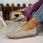 Mocassins en daim beige clair à lacets, semelle à picots et coutures sur le bord