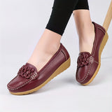 Mocassins bordeaux en cuir, ornement fleur sur l’empeigne, semelle beige