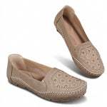 Mocassins beiges ajourés à motif floral, couture décorative et semelle crantée.