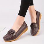 Mocassins marron foncé à plateforme, bout arrondi et ornement floral en relief