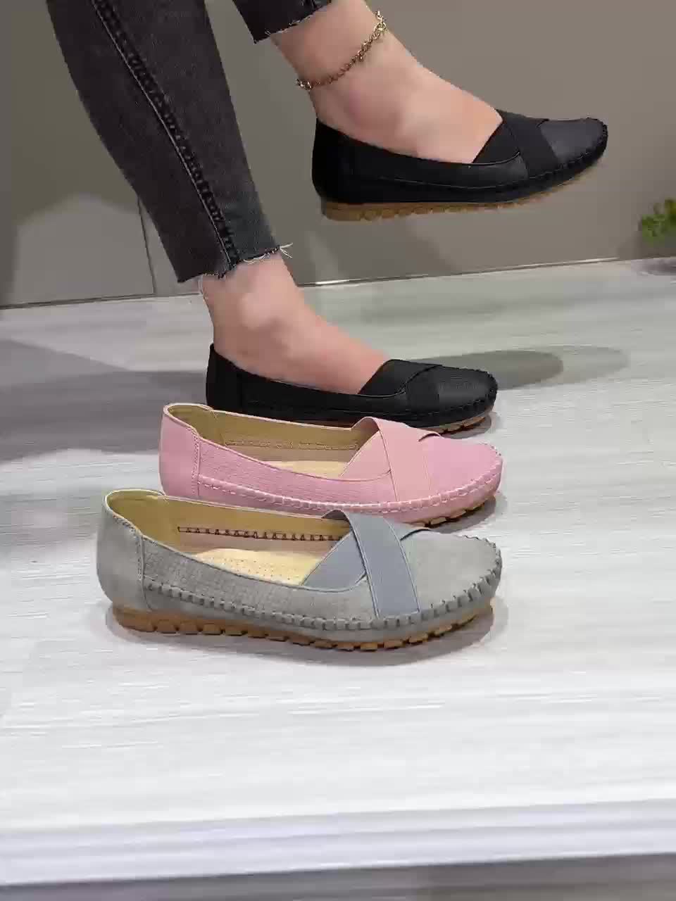 Mocassins Iseult à pampilles roses et gris, bout pointu et semelle beige.