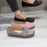 Mocassins Iseult à pampilles roses et gris, bout pointu et semelle beige.