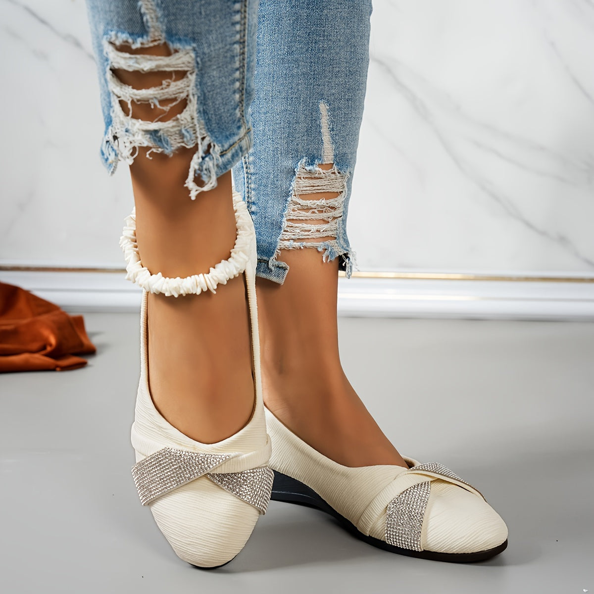 Ballerines blanches à nœud brillant argenté et bout arrondi, talon plat