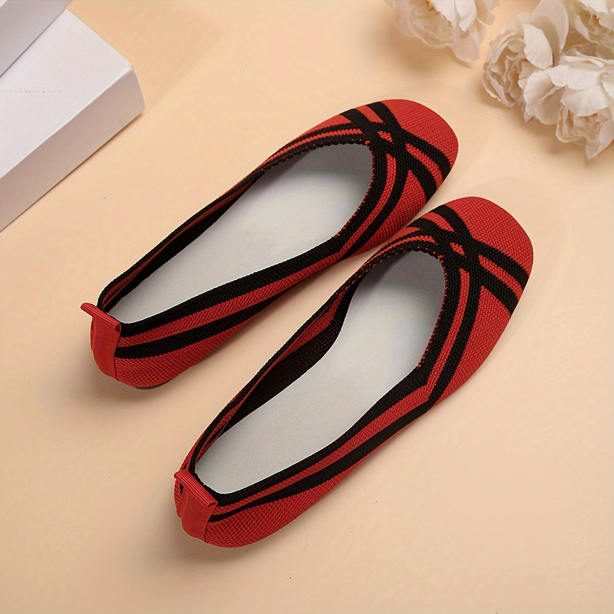 Ballerines rouges respirantes, tissu ajouré et rayures noires