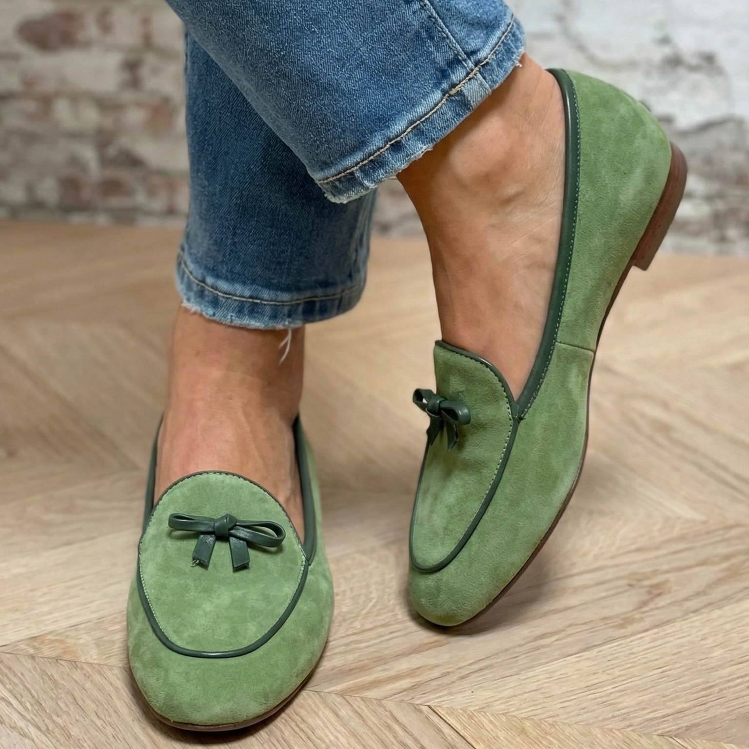 Chaussures plates vertes, nœud sur le dessus, bout arrondi, talon court.
