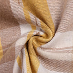 Tissu de chemise à carreaux jaune et beige, vue rapprochée, texture tissée.