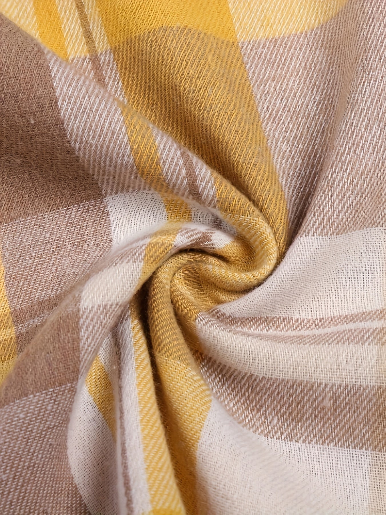 Tissu de chemise à carreaux jaune et beige, vue rapprochée, texture tissée.