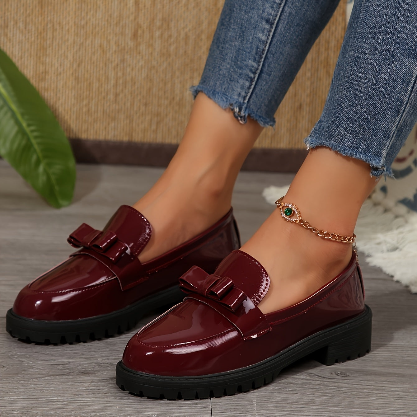 Mocassins vernis bordeaux à semelle épaisse, brides à boucles
