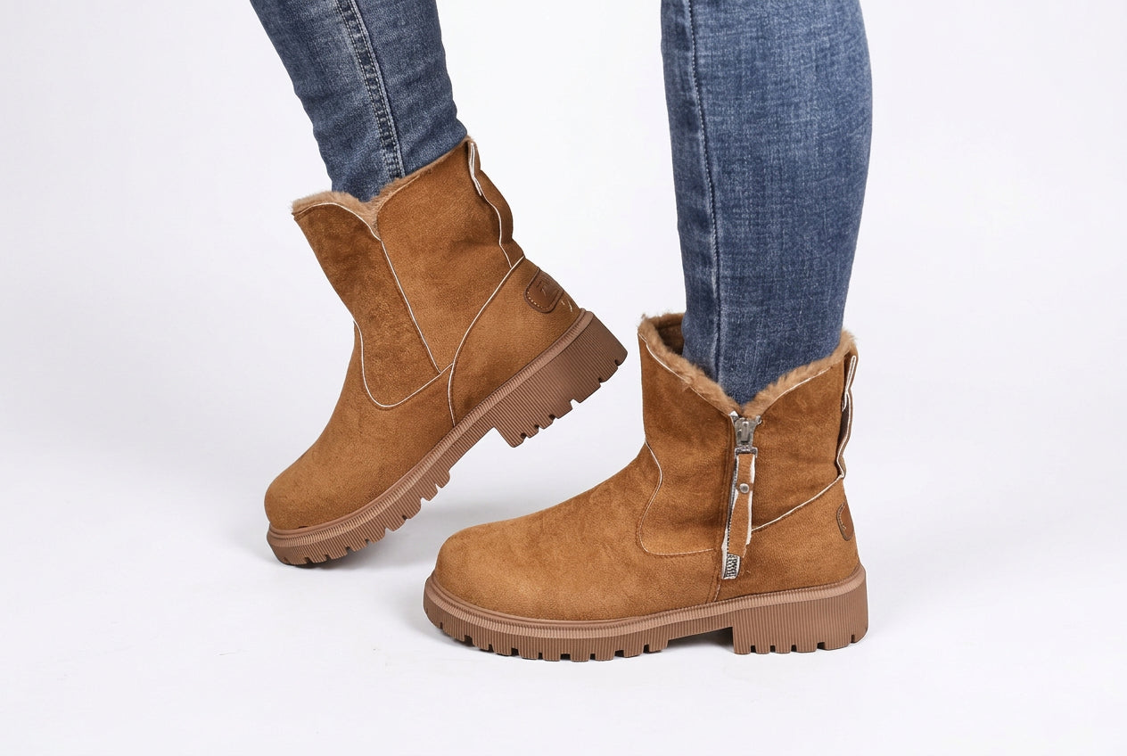 Bottines d’hiver femme marron clair en suédine, doublure chaude et fermeture zippée.