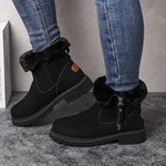 Bottines d’hiver femme noires en suédine, doublure fourrée et fermeture zippée.
