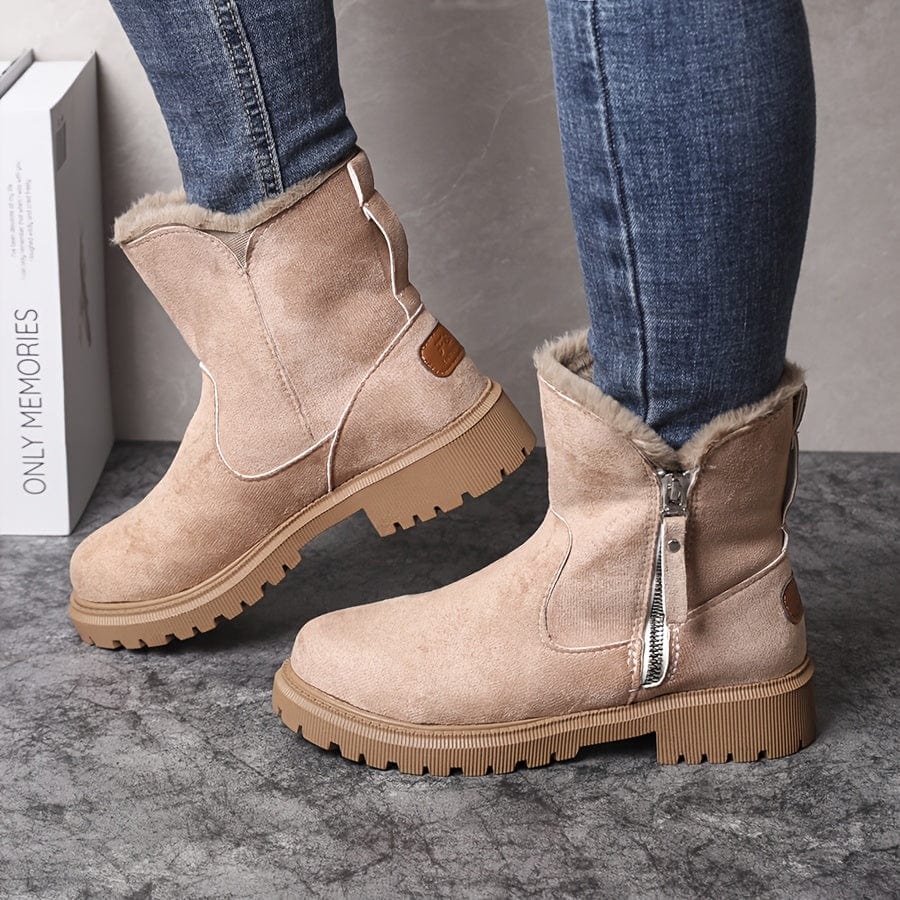 Bottines d’hiver femme beige en suédine, doublure fourrée et fermeture zippée.