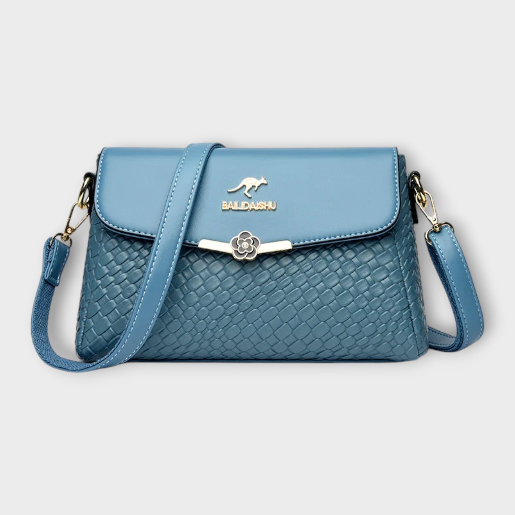 Sac à bandoulière bleu en cuir tressé, rabat avec fermoir fleur, logo BALDASHU