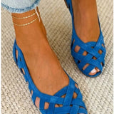 Ballerines souples ajourées bleu vif, brides croisées et bout ouvert.