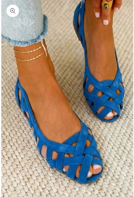 Ballerines souples ajourées bleu vif, brides croisées et bout ouvert.
