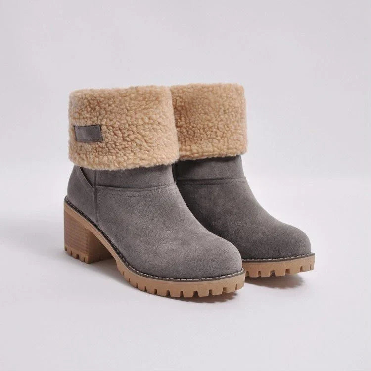 Bottes daim grises fourrées sherpa, revers beige, talon carré et semelle crantée