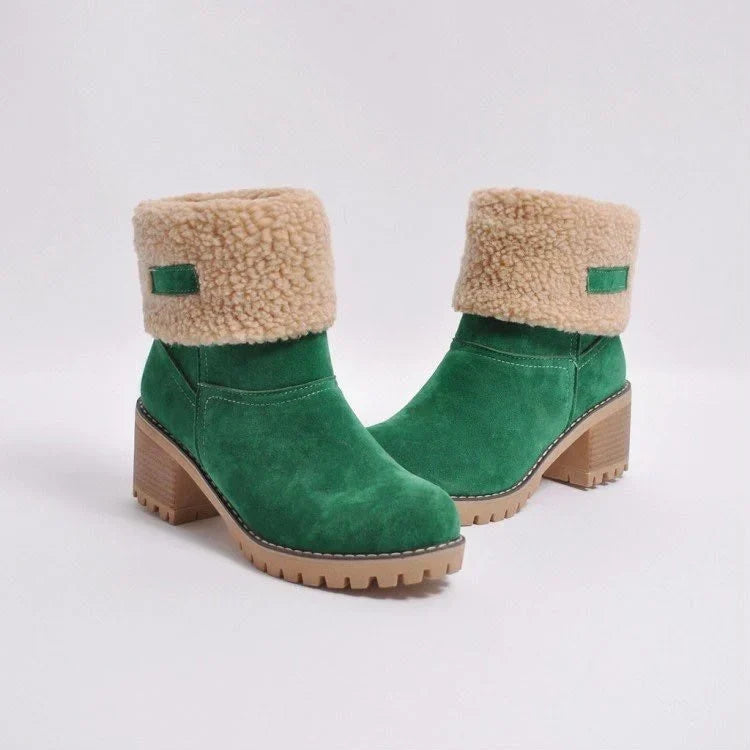 Bottes daim vertes fourrées sherpa, revers beige, talon carré et semelle crantée