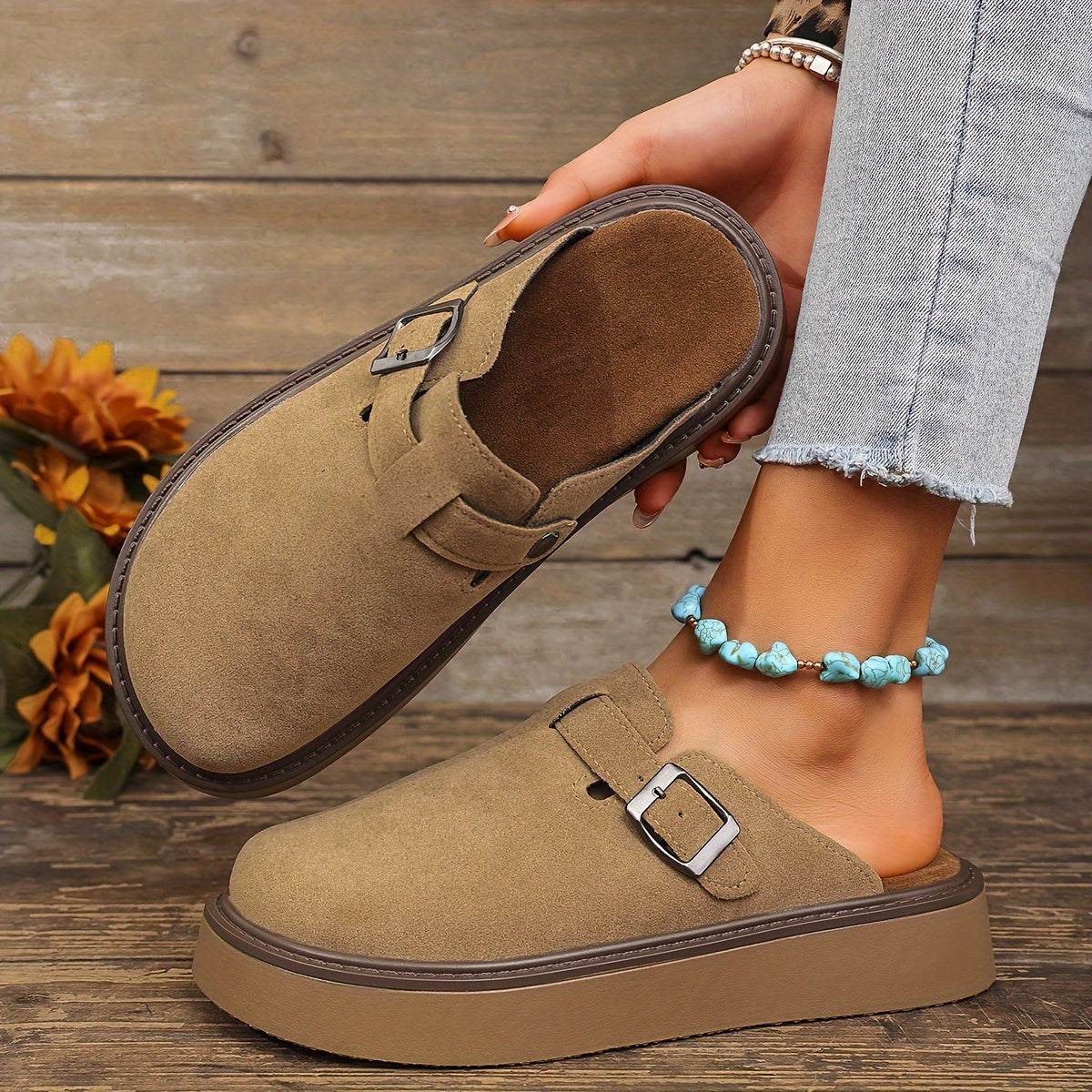 Mocassins en suède beige à boucle rectangulaire, dessus et côté visibles