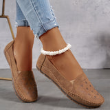 Mocassins camel avec motif perforé floral sur l’avant et coutures ton sur ton.