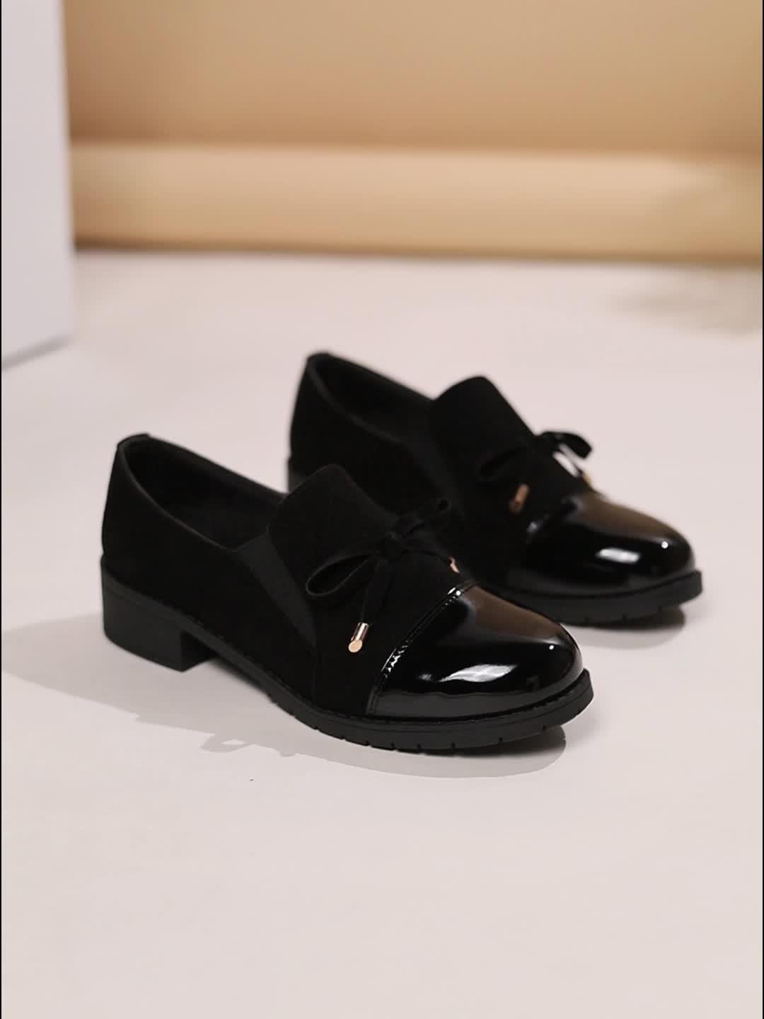 Mocassins Nadège noirs vernis, talon bloc, nœud et semelle épaisse.