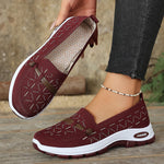 Chaussures de marche légères bordeaux à empiècements perforés et semelle blanche