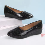 Mocassins vernis noirs, motif croco, semelle compensée (3,3 cm de hauteur)
