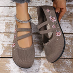 Chaussures plates marron foncé à brides et broderies florales roses