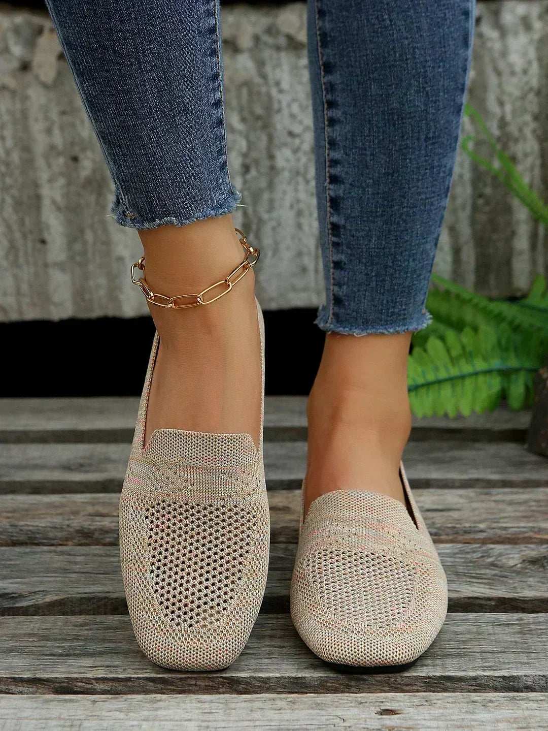 Chaussures plates en maille beige clair, avec bracelet chaîne dorée