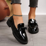 Mocassins vernis noirs à semelle épaisse, bride à boucle et bout lustré