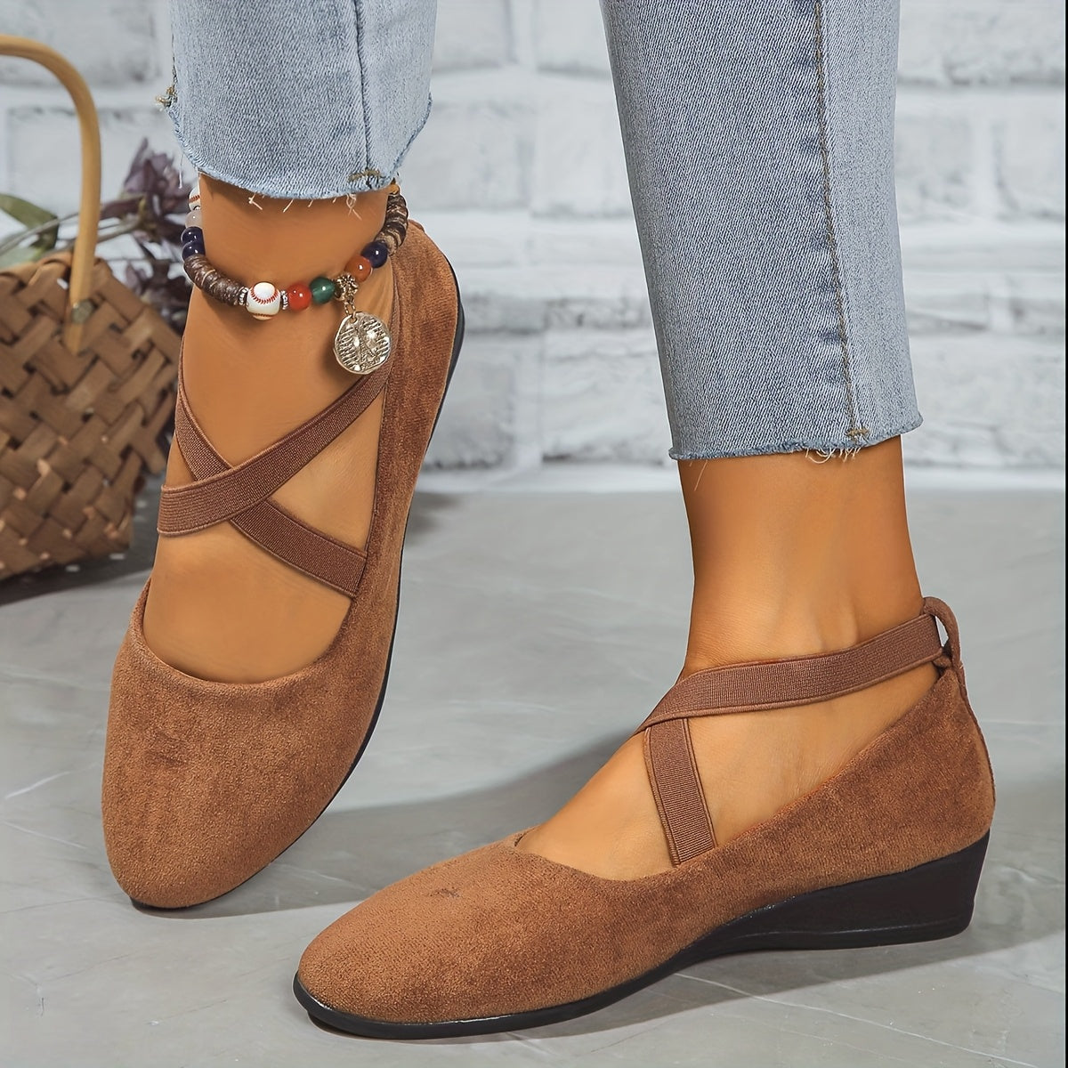 Ballerines marron à brides croisées, dessus suède, semelle compensée.