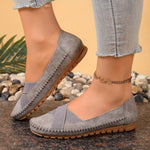 Mocassins gris à bride croisée, couture décorative et semelle crantée marron