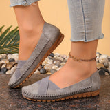 Mocassins gris à bride croisée, couture décorative et semelle crantée marron