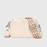 Sac à bandoulière en cuir beige, fermeture zippée, bandoulière à motif géométrique.