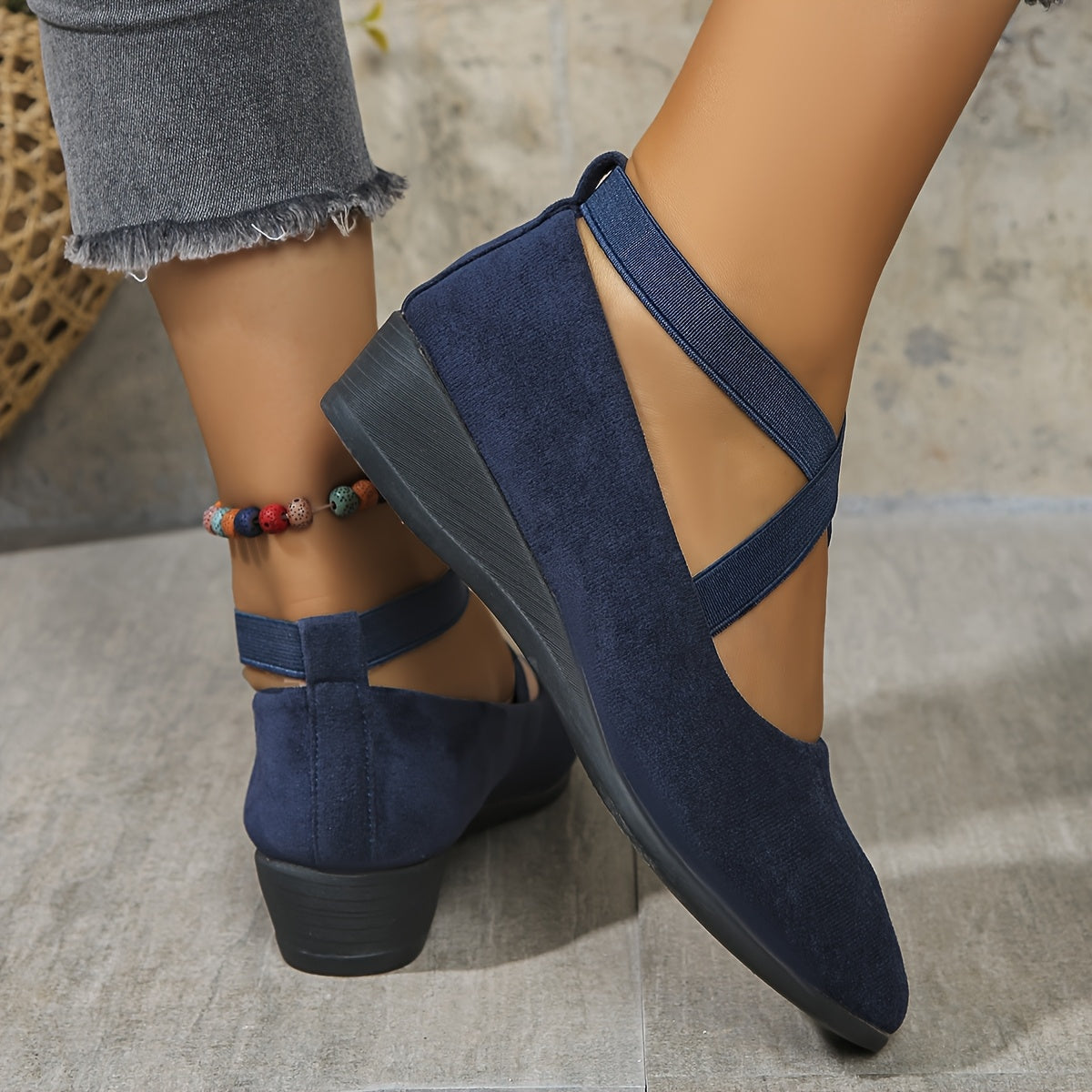 Ballerines bleues à brides croisées, bout rond, semelle compensée.
