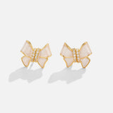 Noémie – Boucles d’oreilles dorées avec motif floral.