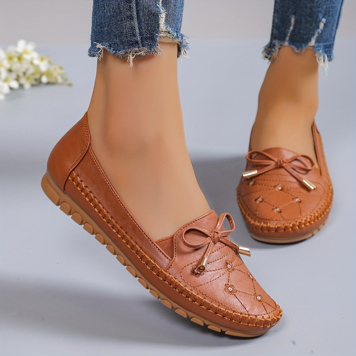 Mocassins Annabelle camel à lacets, nœud au bout et semelle crantée.