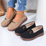 Mocassins beiges et noirs à boucle métal, semelles épaisses et coutures