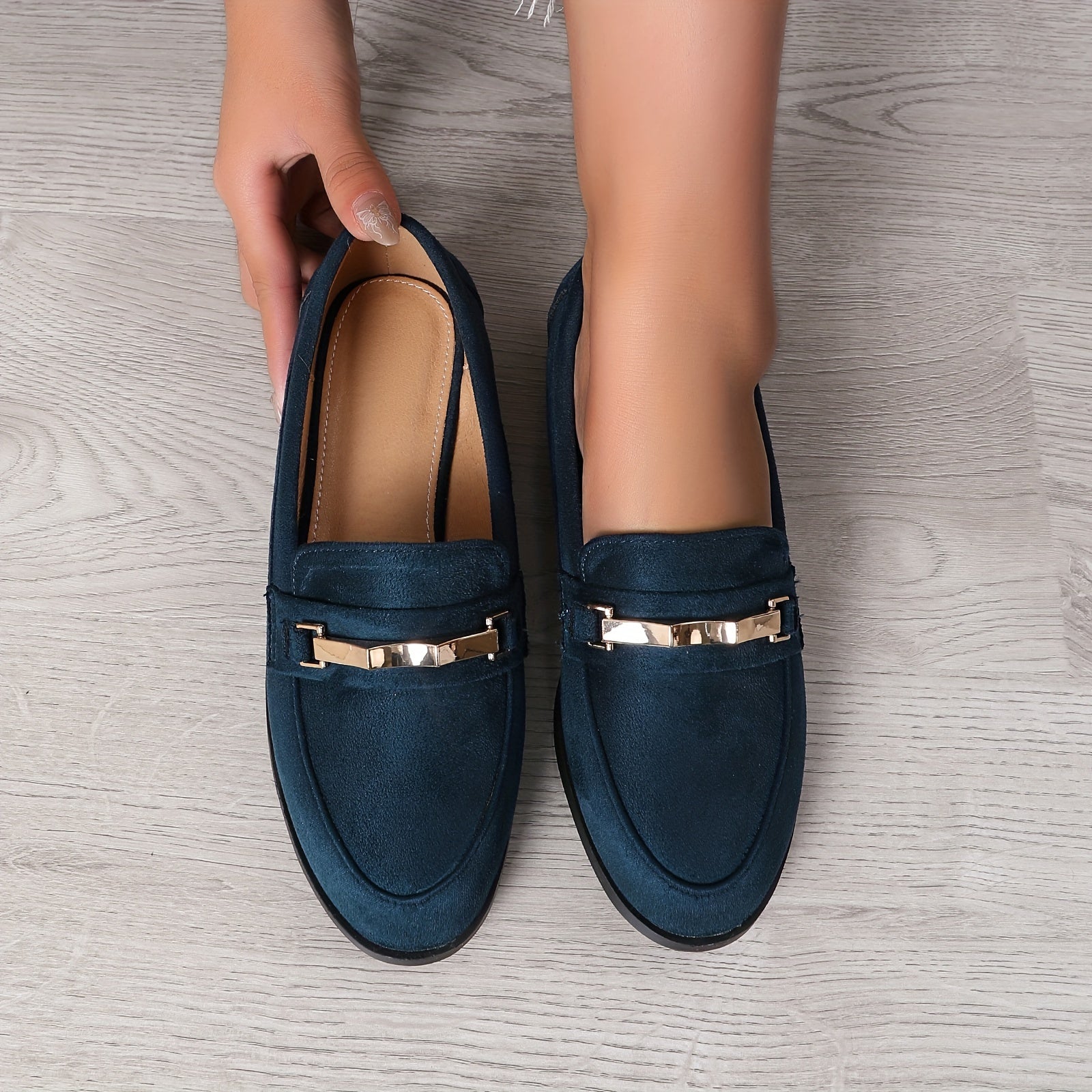 Mocassins à bout rond bleu marine, vue de dessus, bride rectangulaire dorée